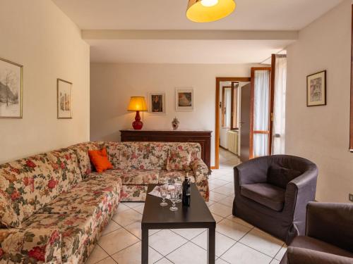 ポルト・ヴァルトラヴァーリアにあるApartment Ca del Bernardi by Interhomeのリビングルーム(ソファ、椅子付)