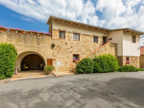 une maison en briques avec un garage et une allée dans l'établissement Apartment Santa Marta by Interhome, à Cinigiano