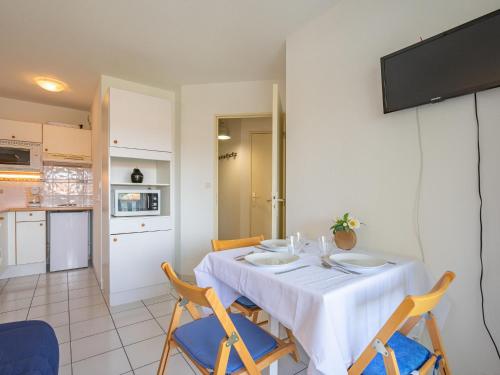 ein Esszimmer mit einem weißen Tisch und Stühlen in der Unterkunft Apartment Parc de Pontaillac-21 by Interhome in Strand Pontaillac