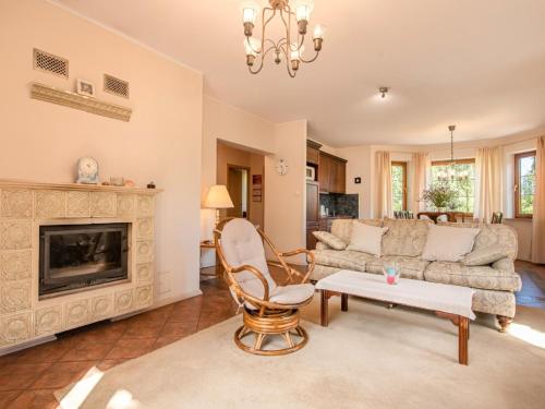 un salon avec un canapé et une cheminée dans l'établissement Holiday Home Sianożęty by Interhome, à Sianożęty