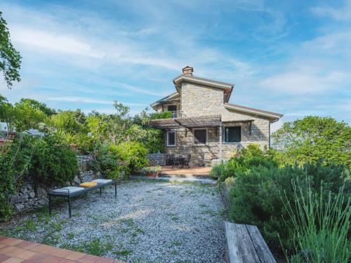 une maison en pierre avec un jardin en face dans l'établissement Holiday Home Casa Marepietra by Interhome, à Ameglia