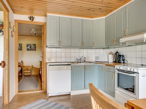 Kuchyň nebo kuchyňský kout v ubytování Chalet Enerhögen Lingonet by Interhome