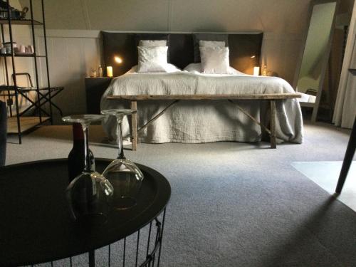 - une chambre avec un grand lit et des oreillers blancs dans l'établissement Bed & Breakfast Bennekom, à Bennekom