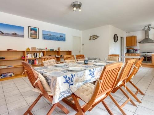 une salle à manger avec une table et des chaises dans l'établissement Holiday Home Les Acacias by Interhome, à Vendays-Montalivet