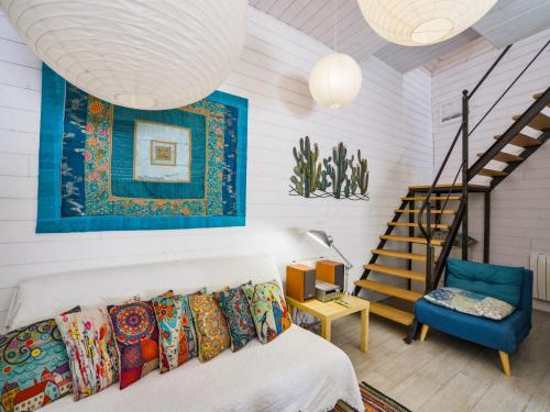 une chambre avec un lit et une chaise bleue dans l'établissement Holiday Home La petite maison blanche by Interhome, à Chissay-en-Touraine