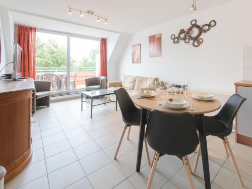 Il comprend une cuisine et un salon avec une table et des chaises. dans l'établissement Apartment Tivoli Gardens-1 by Interhome, à Bredene