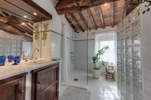 uma casa de banho com um chuveiro e um lavatório. em Pent House Duplex em San Donato in Poggio