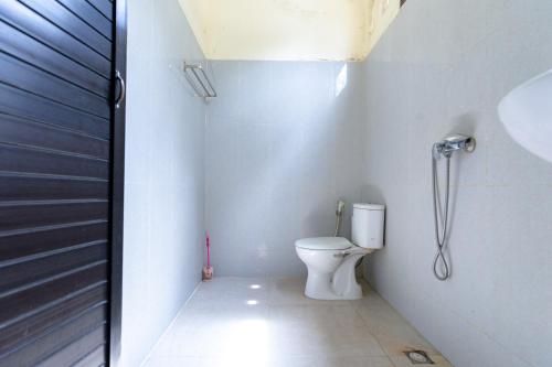 Ένα μπάνιο στο RedDoorz At Pariban Homestay Parbaba