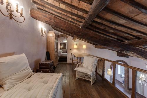 um quarto com uma cama e uma mesa num quarto em Pent House Duplex em San Donato in Poggio