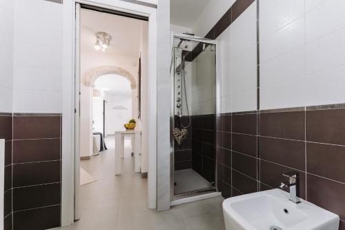 bagno con lavandino, doccia e servizi igienici di Villa delle Viole a Quartu SantʼElena