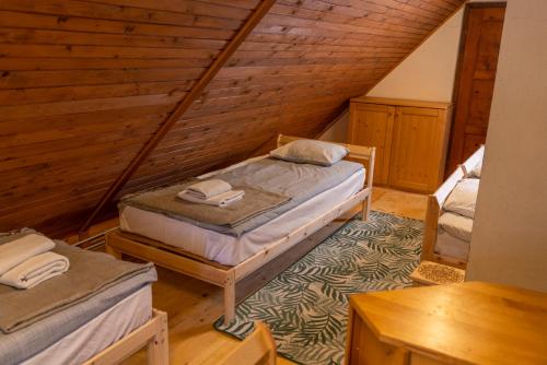 Cette chambre mansardée comprend 2 lits. dans l'établissement Chalet Bohinj, à Bohinj
