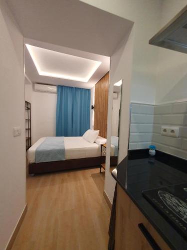 a small room with a bed and a kitchen at El Nogal Home in Málaga