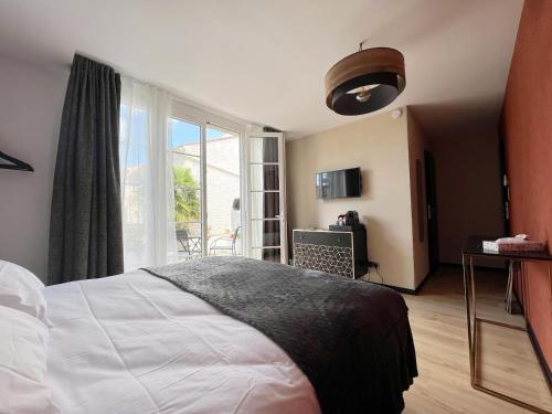 una camera con un letto e una grande finestra di Le 240b #1 a Saint-Mard