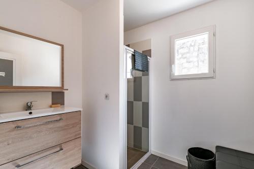 a bathroom with a sink and a mirror at Le Long du Fleuve - Appt avec balcon vue fleuve in Saint-André-de-Cubzac