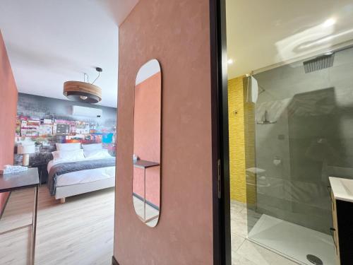 una camera con specchio e una camera con letto di Le 240b #1 a Saint-Mard