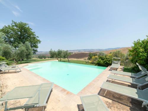 a swimming pool with chaise lounge chairs and a swimming pool at Villa Casa Frati by Interhome in Castiglione dʼOrcia
