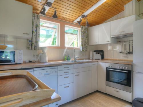 Kuchyň nebo kuchyňský kout v ubytování Holiday Home Wiesenhütte by Interhome