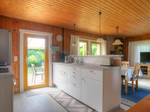 Dapur atau dapur kecil di Holiday Home Rosenhütte by Interhome