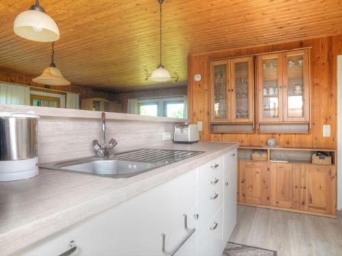 Dapur atau dapur kecil di Holiday Home Rosenhütte by Interhome