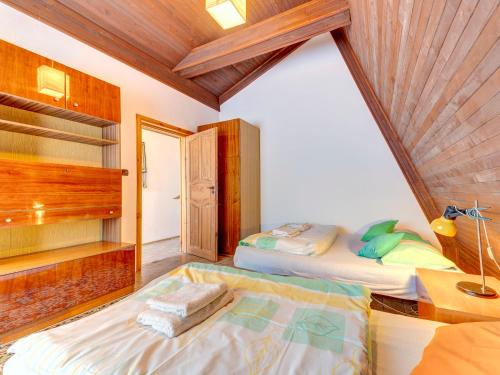- une chambre avec deux lits et un plafond en bois dans l'établissement Holiday Home Bierna by Interhome, à Bierna