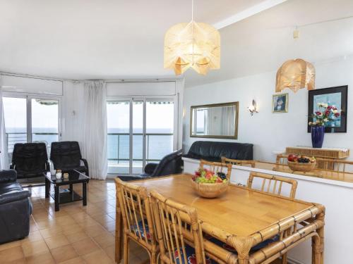 een eetkamer en woonkamer met een tafel en stoelen bij Apartment Groc by Interhome in Platja  d'Aro