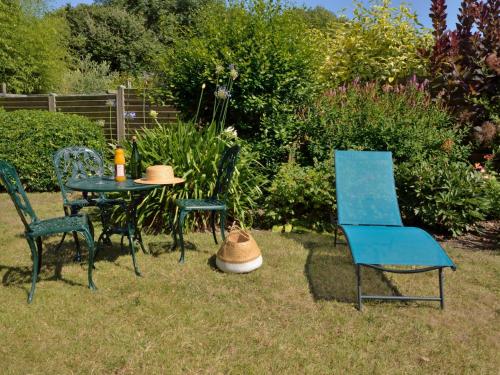 プロムールにあるHoliday Home St Adrien by Interhomeの椅子3脚、テーブル1脚、青い椅子1脚