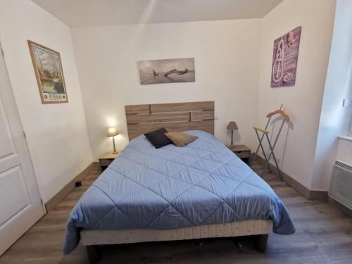 une chambre avec un lit avec une couette bleue dans l'établissement Apartment La Licorne by Interhome, à Saint-Malo