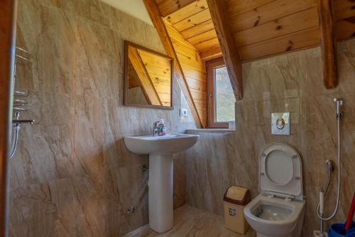 łazienka z umywalką i toaletą w obiekcie Theth Kompleksi Gjoni w mieście Theth