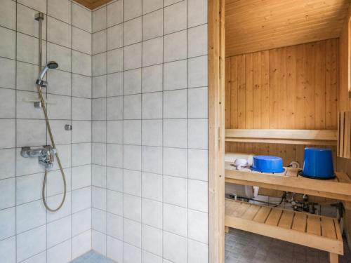 ein Badezimmer mit Dusche, Toilette und Waschbecken in der Unterkunft Holiday Home Otsola by Interhome in Lahdenkylä