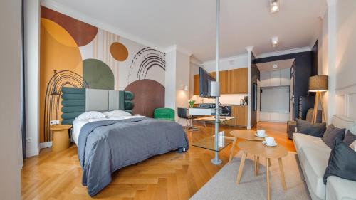 ein Schlafzimmer mit einem Bett und ein Wohnzimmer in der Unterkunft Apartamenty Sun & Snow Old Town Gdańsk in Danzig