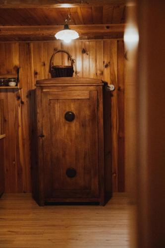 a wooden cabinet with a basket on top of it at Jasminowe Wzgorze in Wilkanów