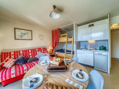 un salon avec une table et un canapé dans l'établissement Studio Vostok Zodiaque-79 by Interhome, au Corbier