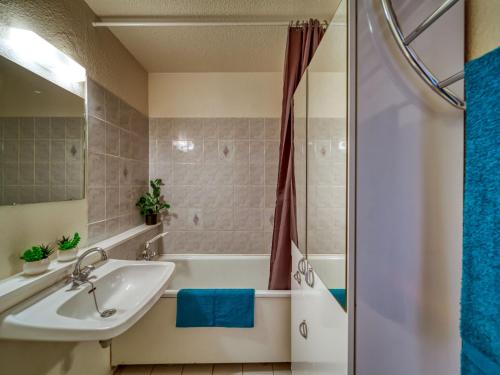 une salle de bain avec un lavabo, une baignoire et une douche dans l'établissement Studio Vostok Zodiaque-79 by Interhome, au Corbier