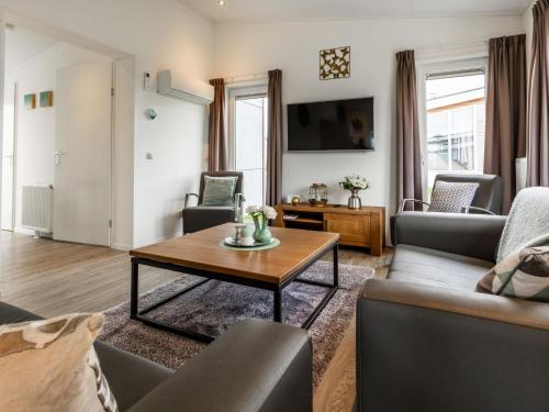 un soggiorno con un divano e un tavolo di Holiday Home Green Resort Mooi Bemelen-1 by Interhome a Bemelen