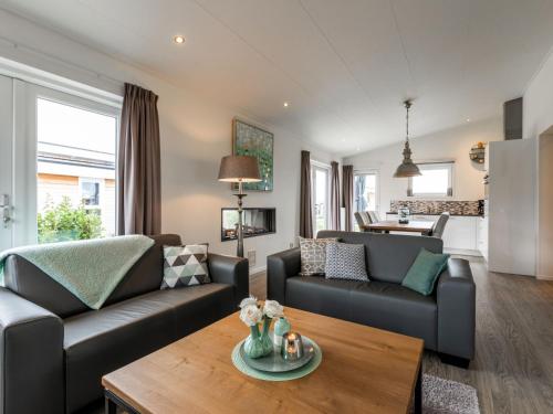 un soggiorno con due divani e un tavolo di Holiday Home Green Resort Mooi Bemelen-1 by Interhome a Bemelen