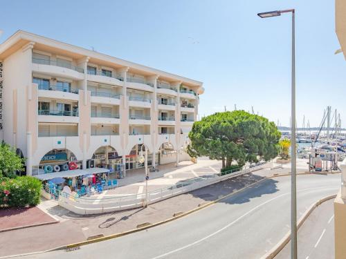 une rue vide devant un immeuble dans l'établissement Apartment Les Rives Latines-1 by Interhome, à Fréjus