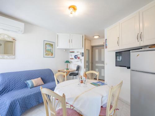 une cuisine et un salon avec une table et un canapé dans l'établissement Apartment Les Rives Latines-1 by Interhome, à Fréjus