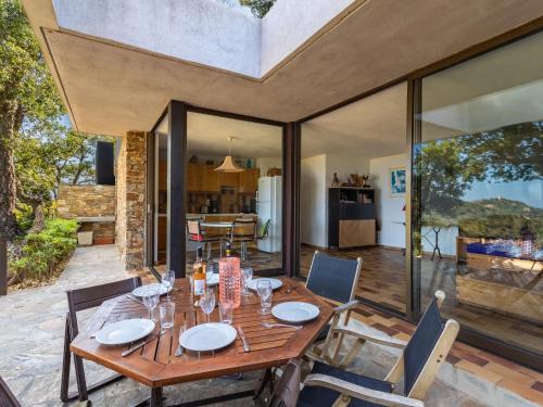 une salle à manger avec une table et des chaises dans l'établissement Holiday Home Village Les Fourches by Interhome, à La Favière