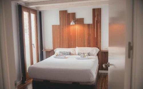 a bedroom with a white bed with two towels on it at Trigo Homes in Córdoba