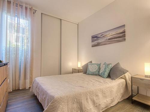 une chambre avec un lit et une grande fenêtre dans l'établissement Apartment Le Cesarée-4 by Interhome, à Fréjus