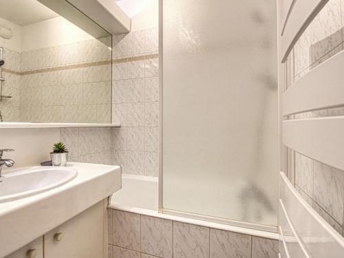 une salle de bain avec un lavabo et une douche dans l'établissement Apartment Le Cesarée-4 by Interhome, à Fréjus