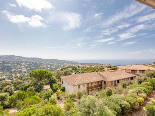 d'un domaine avec vue sur l'océan. dans l'établissement Apartment Le Hameau des Issambres-4 by Interhome, aux Issambres