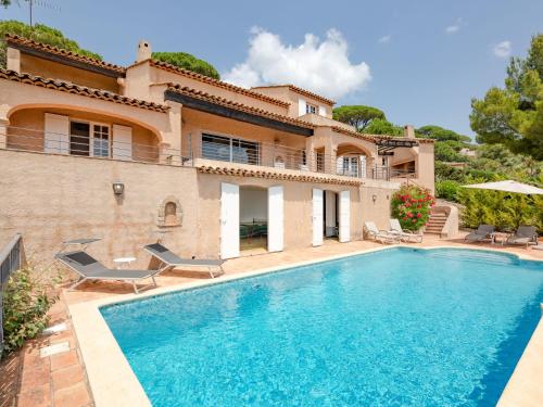 Villa con piscina frente a una casa en Villa Villa La Sianne by Interhome, en La Nartelle
