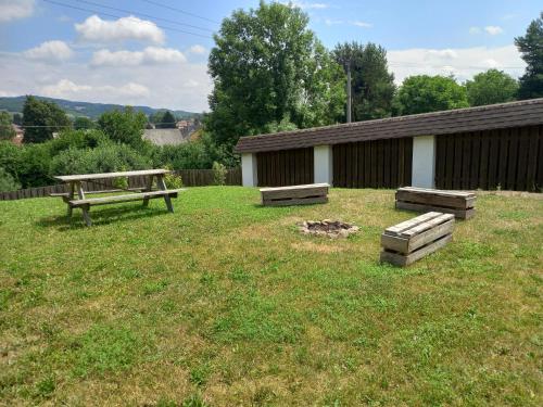 a picnic table and benches in a yard at Chalupa U Kravína in Rtyně v Podkrkonoší