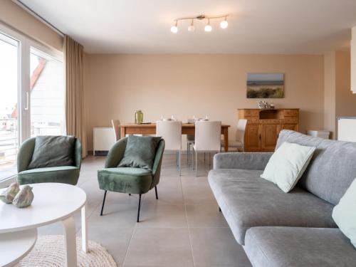 - un salon avec un canapé, des chaises et une table dans l'établissement Apartment Residentie Zandloper II by Interhome, à Bredene