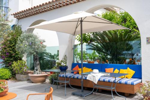 Κήπος έξω από το Hotel Le Provencal LogisHotels