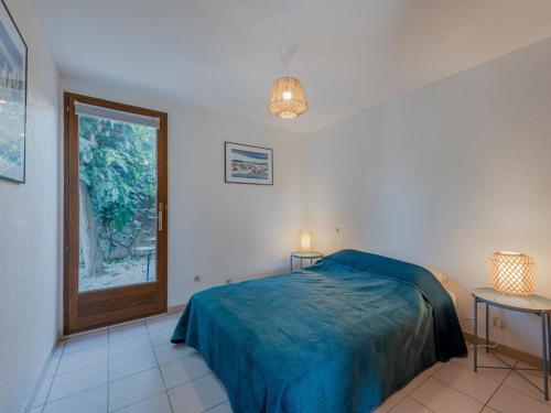 une chambre avec un lit et deux tables et une fenêtre dans l'établissement Holiday Home Hameau des Tamarins-2 by Interhome, au Barcarès