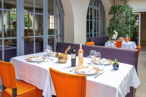 Nápoje v ubytování Hotel Le Provencal LogisHotels