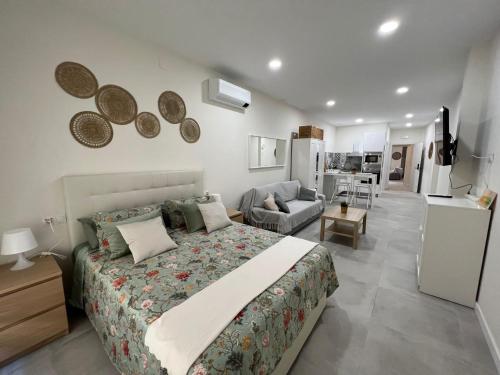 Un dormitorio con una cama y una sala de estar. en Málaga centro estudio precioso 4, en Málaga