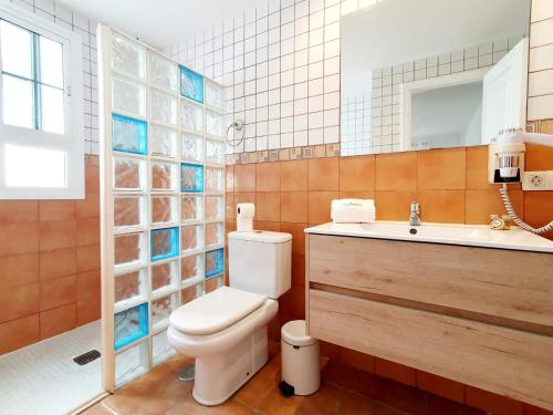 アデへにあるCasa Piscisのバスルーム(トイレ、洗面台、鏡付)